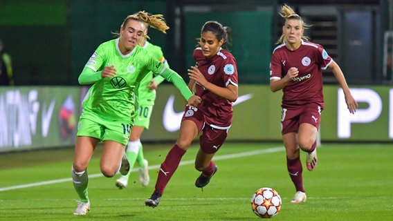 Wolfsburgs Jill Roord (l.) setzt sich im Spiel gegen Servette Genf gegen zwei Gegenspielerinnen durch. © IMAGO / Sports Press Photo 