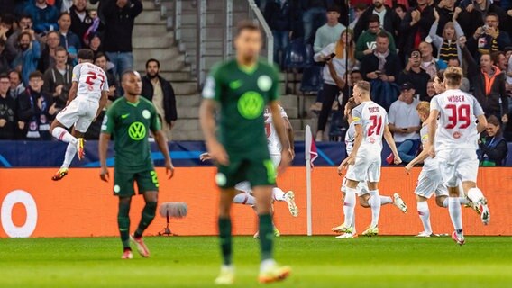 Enttäuschung beim VfL Wolfsburg, Jubel bei RB Salzburg. © IMAGO / Eibner Europa 