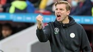 Wolfsburgs Trainer Florian Kohfeldt bejubelt einen Treffer. © WITTERS Foto: JoergHalisch