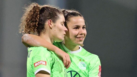 Die Wolfsburgerinnen Dominique Janssen (l.) und Lena Oberdorf freuen sich nach einem Sieg. © IMAGO /Hübner 