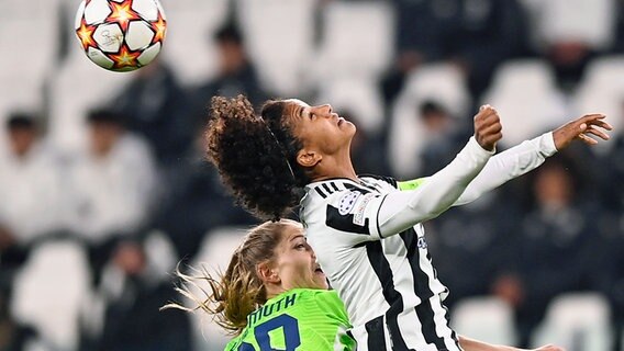 Sara Gama (Juventus Turin, r.) im Kopfballduell mit Wolfsburgs Tabea Waßmuth © IMAGO / LaPresse 
