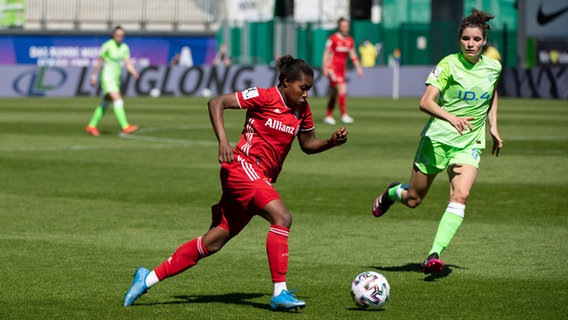 Wolfsburgs Dominique Janssen (r.) versucht, Bayerns Lineth Beerensteyn  zu stoppen. © IMAGO / Eibner 