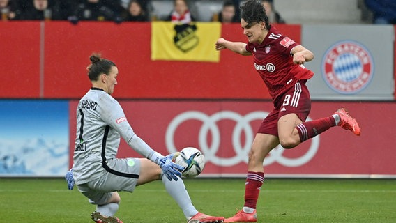 Wolfsburgs Torhüterin Almuth Schult (l.) pariert gegen Bayerns Jovana Damnjanovic. © IMAGO / Sven Simon 