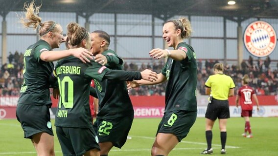 Die Fußballerinnen des VfL Wolfsburg jubeln in München © imago images/Ulrich Wagner 