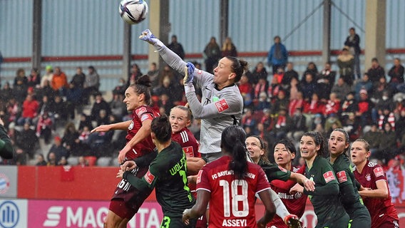 Wolfsburgs Torhüterin Almuth Schult (Mitte) setzt sich im Spiel gegen den FC Bayern München durch. © IMAGO / Sven Simon 