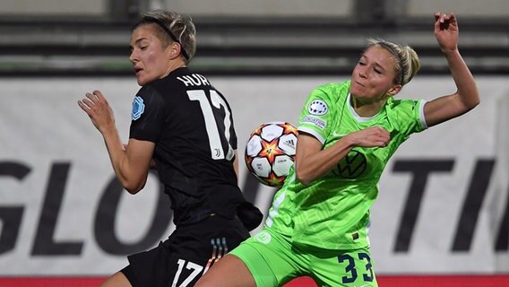 Turins Lina Hurtig (l.) und Wolfsburgs Turid Knaak kämpfen um den Ball. © picture alliance/dpa Foto: Swen Pförtner