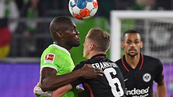 Dodi Lukebakio vom VfL Wolfsburg (l.) im Kopfballduell mit Frankfurts Kristijan Jakic © IMAGO / Jan Huebner 