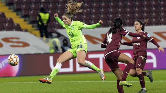 Wolfsburgs Tabea Wassmuth (l.) in Aktion gegen Servette Genf © picture alliance/KEYSTONE | SALVATORE DI NOLFI 