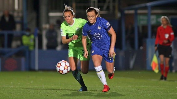 Wolfsburgs Turid Knaak (l.) versucht, Chelseas Erin Cuthbert zu stoppen. © IMAGO / Sports Press Photo 