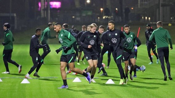 Die Wolfsburger Profis im Training. © IMAGO / regios24 
