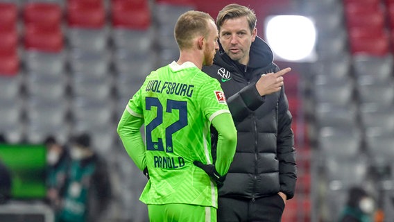 Wolfsburgs Trainer Florian Kohfeldt (r.) diskutiert mit VfL-Profi Maximilian Arnold. © IMAGO / Schiffmann 