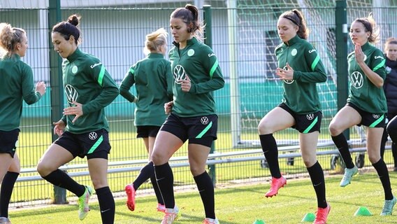 Die Fußballerinnen des VfL Wolfsburg beim Training © imago images/regios24 