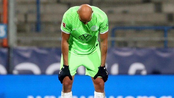 Wolfsburgs Spieler John Anthony Brooks lässt den Kopf hängen. © IMAGO / regios24 