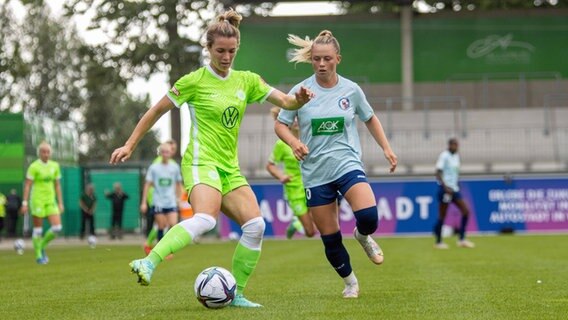 Wolfsburgs Sandra Starke (l.) behauptet den Ball gegen Potsdams Maria Plattner. © IMAGO / Sports Press Photo 