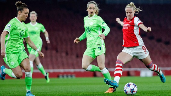 Arsenals Beth Mead (r.) behauptet den Ball gegen Wolfsburgs Kathrin Hendrich. © IMAGO / Sports Press Photo 