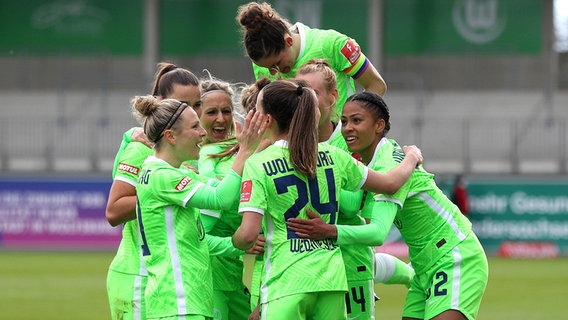 Jubel bei den Spielerinnen des VfL Wolfsburg © IMAGO/regios24 