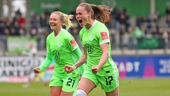 Ewa Pajor (r.) vom VfL Wolfsburg bejubelt ihren Treffer zum 6:0 gegen den FC Bayern München © IMAGO / regios24 