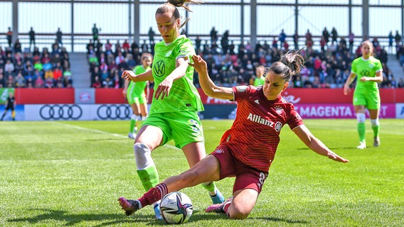 Lynn Wilms (l.) vom VfL Wolfsburg im Duell mit Jovana Damnjanovic vom FC Bayern München © IMAGO / foto2press 