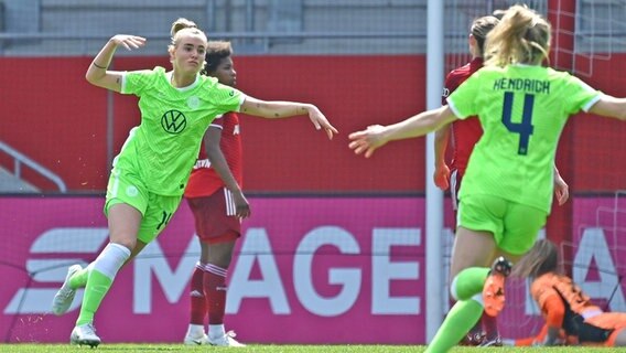 Jill Roord (l.) vom VfL Wolfsburg bejubelt ihr Tor zum 1:0 im Pokal-Halbfinale beim FC Bayern München © IMAGO / Sven Simon 