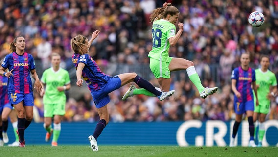 Barcelonas Alexia Putellas (l.) und Wolfsburgs Tabea Waßmuth kämpfen um den Ball. © IMAGO / Sports Press Photo 