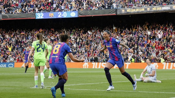 Barcelonas Jenni Torrejon (r.) bejubelt ihren Treffer gegen den VfL Wolfsburg. © IMAGO / Sports Press Photo 