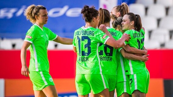 Torjubel bei den Wolfsburger Fußballerinnen. © IMAGO / Nordphoto 