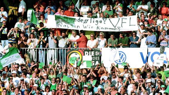Die Wolfsburger Fans halten am 11. Juni 1997 ein Banner mit der Aufschrift "Bundesliga" © IMAGO / Rust 