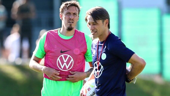 Max Kruse (l.) und Niko Kovac im Gespräch © IMAGO/Christian Schroedter 