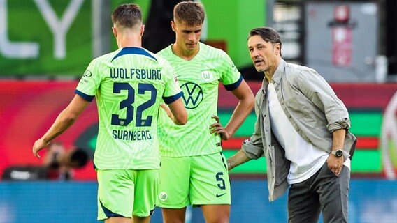 Wolfsburgs Trainer Niko Kovac (r.) mit den Profis Micky van de Ven und Mattias Svanberg © IMAGO / Christian Schroedter 