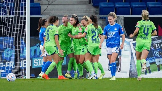 Jubel bei den Spielerinnen des VfL Wolfsburg © IMAGO / foto2press 