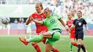 Wolfsburgs Alexandra Popp (r.) ist vor Bayerns Maximiliane Rall am Ball. © picture alliance / dpa Foto: Michael Matthey