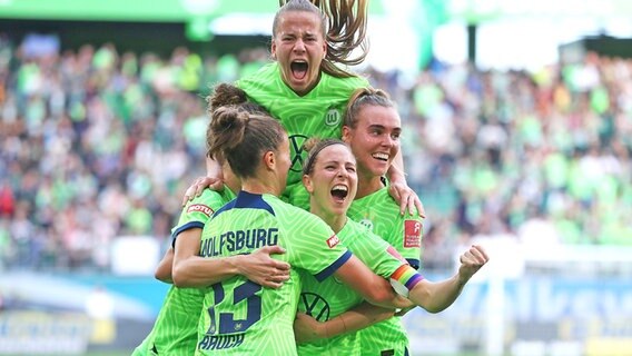 Die Fußballerinnen des VfL Wolfsburg bejubeln das Tor von Svenja Huth (2.v.r.) zum 2:0 gegen den FC Bayern München © IMAGO / regios24 