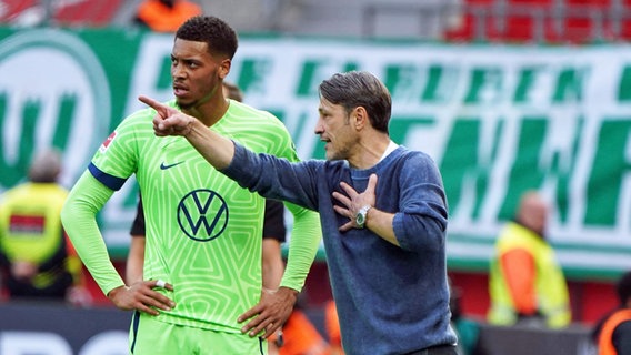 Wolfsburgs Trainer Niko Kovac (r.) erklärt Felix Nmecha etwas. © IMAGO / Chai v.d. Laage 
