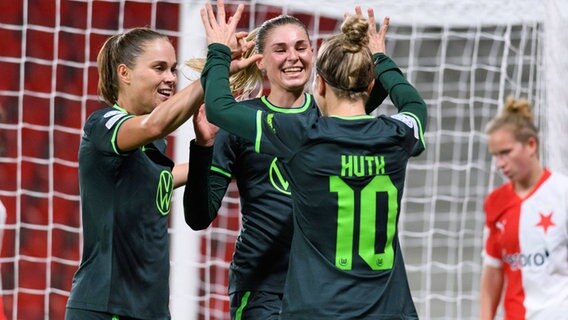 Jubel bei den Spielerinnen des VfL Wolfsburg. © IMAGO / Sports Press Photo 