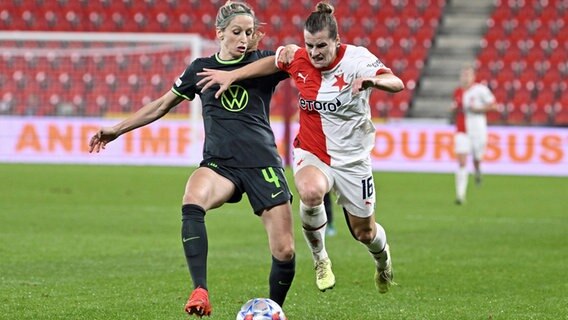 Laufduell zwischen Wolfsburgs Kathrin Hendrich (l.) und Prags Tereza Szewieczkova. © IMAGO / CTK-Photo 