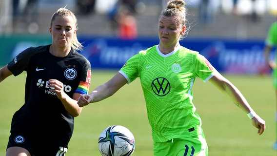 Wolfsburgs Alexandra Popp (r.)  im Zweikampf mit Laura Freigang von Eintracht Frankfurt © IMAGO/HJS 