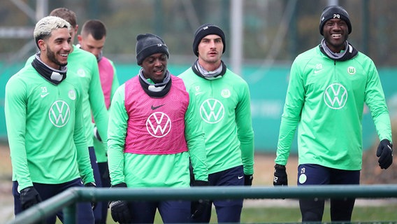 Omar Marmoush, Jerome Roussillon, Maximilian Philipp und Josuha Guilavogui (v.l.) vom VfL Wolfsburg beim Training © IMAGO / regios24 