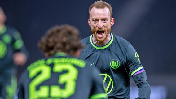 Maximilian Arnold vom VfL Wolfsburg jubelt © IMAGO/Andreas Gora 