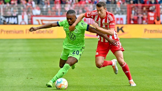 Ridle Baku (l.) vom VfL Wolfsburg im Duell mit Janik Haberer von Union Berlin © IMAGO / Matthias Koch 