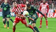 Im Zweikampf: Robin Knoche (l.) und Wolfsburgs Paulo Otavio © IMAGO / Fotostand 