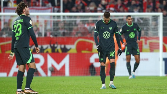 Die Wolfsburger Spieler nach dem Pokal-Aus bei Union Berlin. © Imago / Fotostand Foto: Taeger