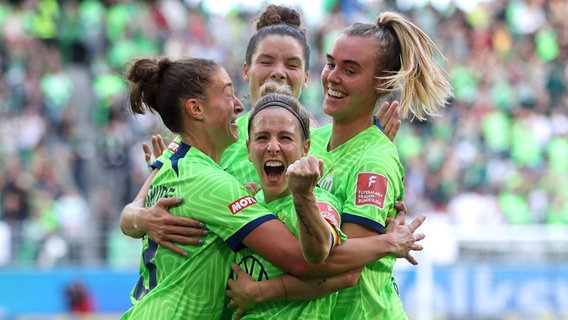 Die Wolfsburgerinn Svenja Huth (M.) lässt sich von ihren Teamkolleginnen für ein Tor feiern. © IMAGO / regios24 