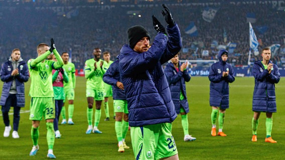 Maximilian Arnold vom VfL Wolfsburg und seine Mitspieler bedanken sich bei ihren Fans © picture alliance / firo Sportphoto Foto: Max Ellerbrake