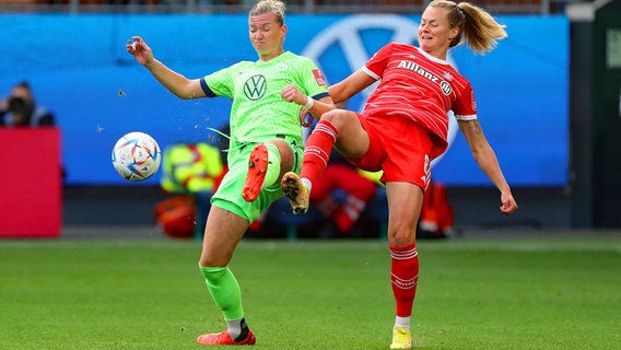 Alexandra Popp vom VfL Wolfsburg (l.) und die Münchnerin Maximiliane Rall kämpfen um den Ball © IMAGO/regios24 Foto: Darius Simka