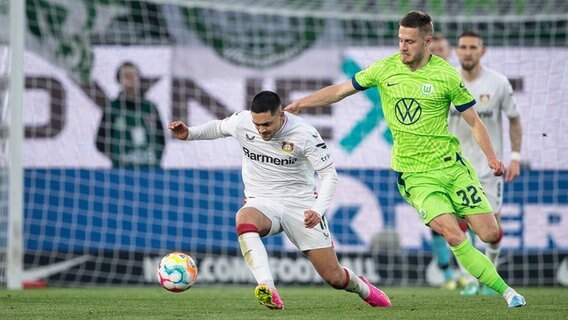 Wolfsburgs Mattias Svanberg (r.) im Zweifkampf mit Leverkusens Nadiem Amiri. © picture alliance/dpa Foto: Swen Pförtner