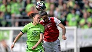 Wolfsburgs Ewa Pajor (l.) im Kopfball-Duell mit Arsenals Rafaelle. © IMAGO / ANP 