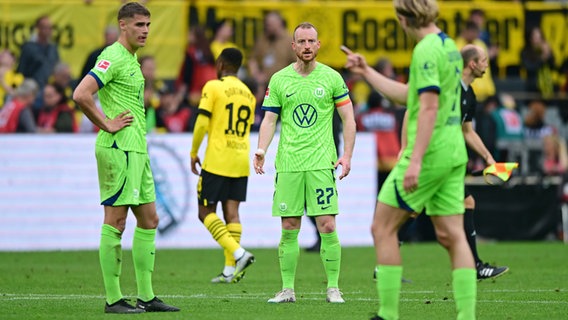 Kilian Fischer, Maximilian Arnold (Wolfsburg), Sebastiaan Bornauw © witters Foto: Leonie Horky