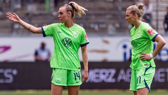 Die Wolfsburger Fußballerinnen Jill Roord (l.) und Alexandra Popp. © IMAGO / Beautiful sports 