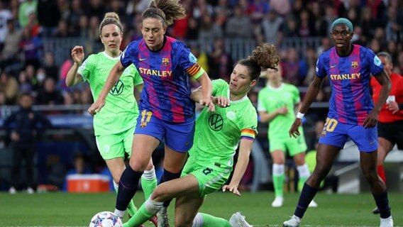 Wolfsburgs Kapitänin Dominique Janssen im Zweikampf mit Barcelonas Weltfußballerin Alexia Putellas. © Picture Alliance Foto: Urbanandsport