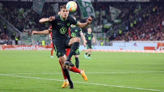 Micky van de Ven nimmt den Ball an © Imago Foto: Sportfoto Rudel